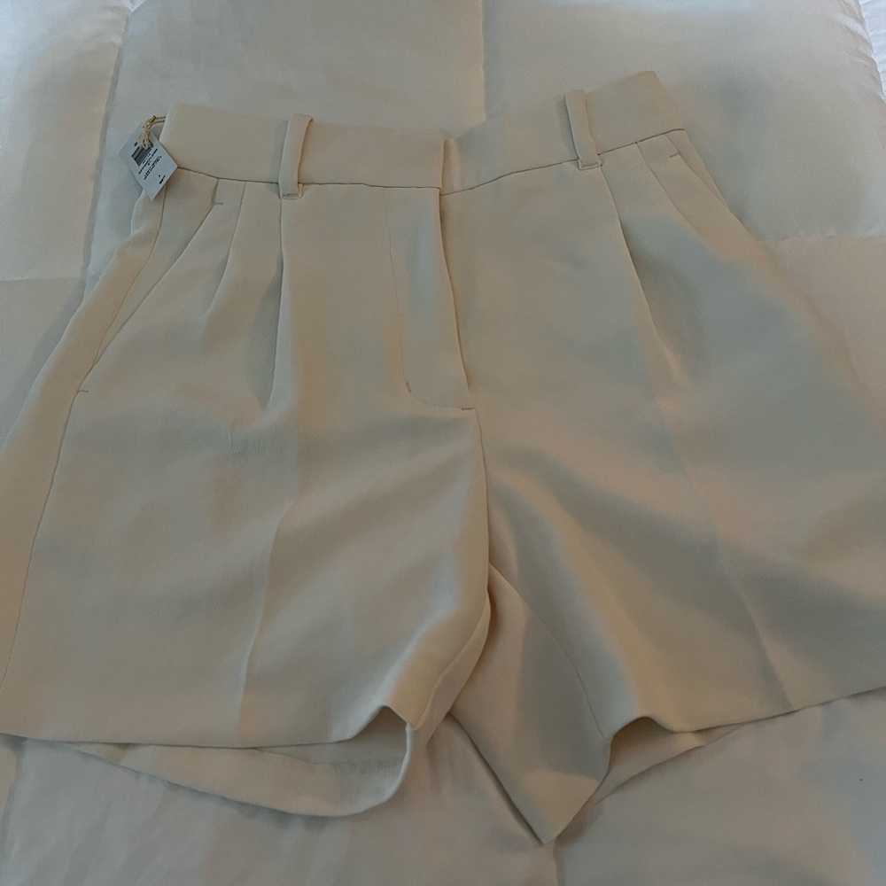 Aritzia Wilfred Effortless 5" Shorts- Light Birch